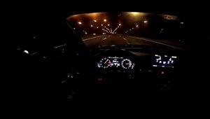 Inconstienta maxima! S-a filmat in timp ce se intrecea cu o alta masina la peste 240 km/h