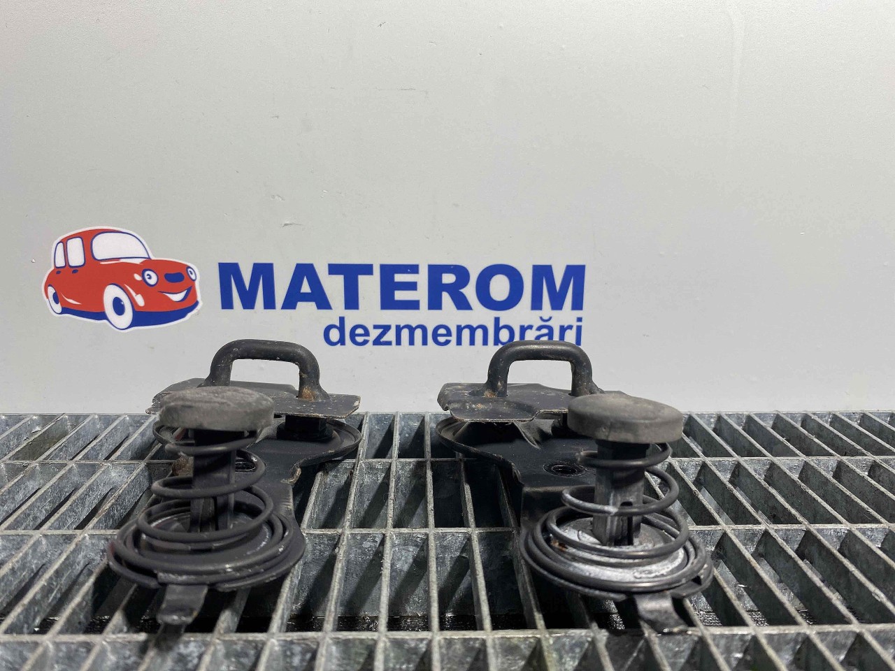 INCUIETOARE CAPOTA FATA MERCEDES CLS - - (2008 2010)