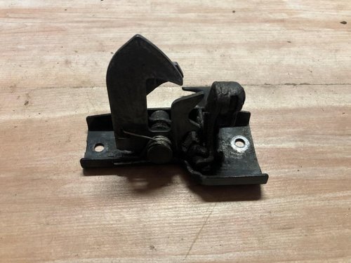Incuietoare capota Mercedes E Class w211 2003
