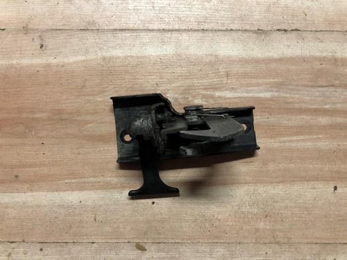 Incuietoare capota Mercedes E Class w211 2006