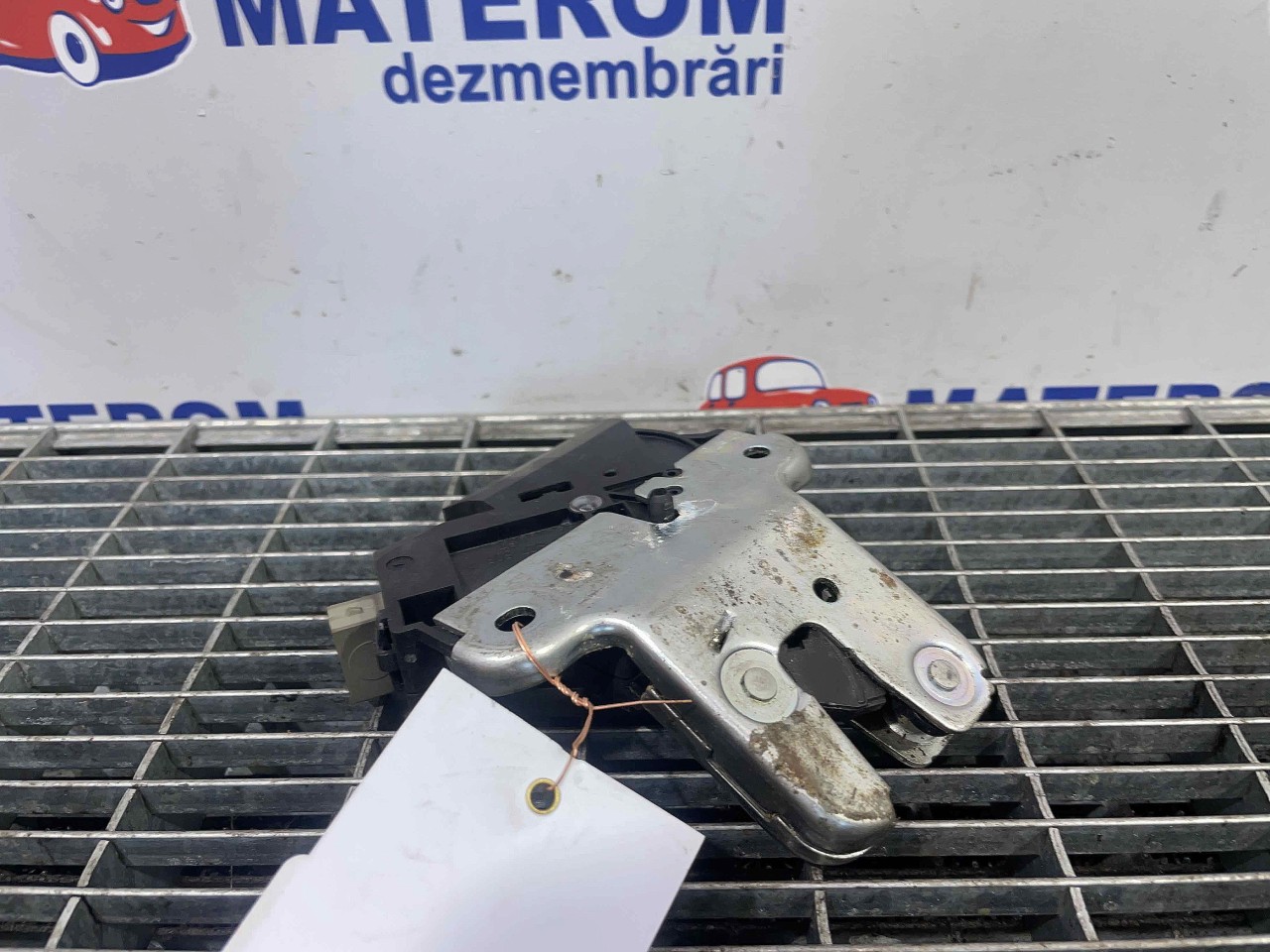 INCUIETOARE CAPOTA SPATE AUDI A4 - - (2004 2007)