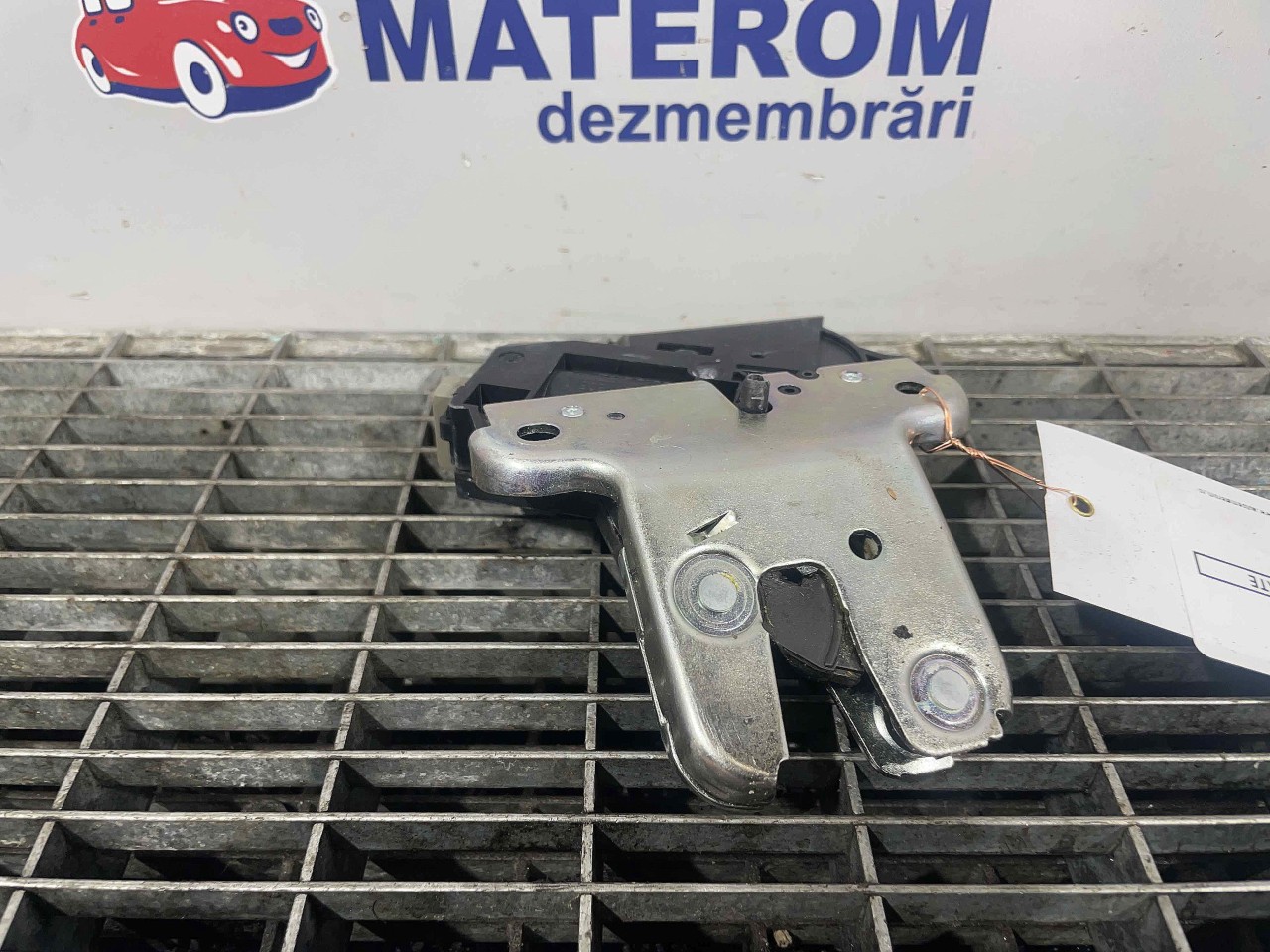 INCUIETOARE CAPOTA SPATE AUDI A6 - - (2009 2011)