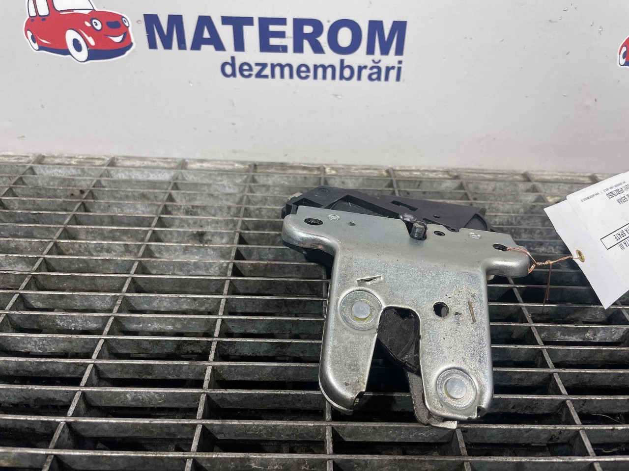 INCUIETOARE CAPOTA SPATE VW JETTA III - - (2005 2010)
