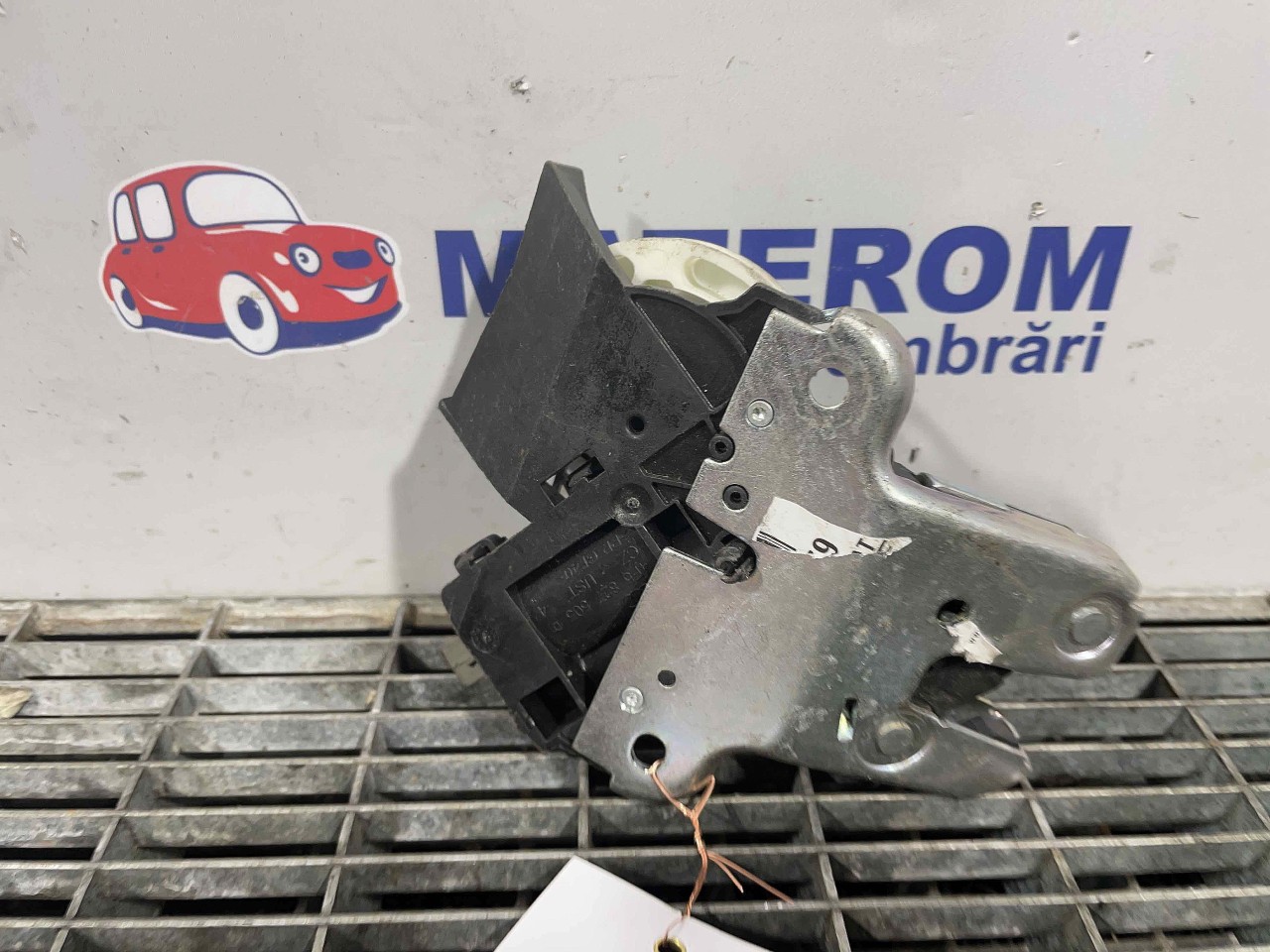 INCUIETOARE CAPOTA SPATE VW PASSAT - - (2010 2014)