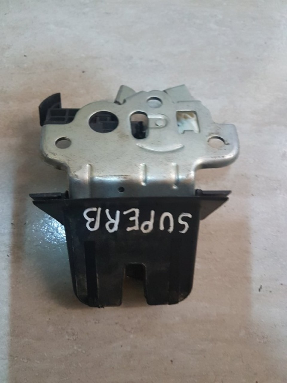 Incuietoare portbagaj 3t5827520a skoda superb II 2008-2015