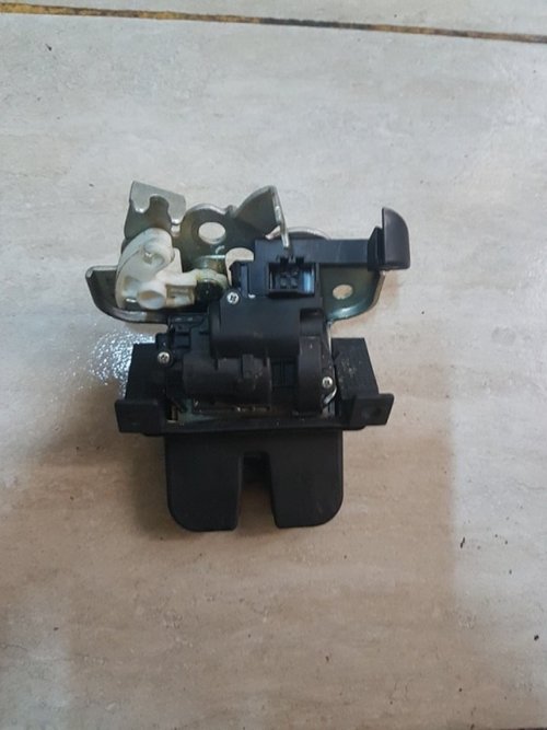 Incuietoare portbagaj 3t5827520a skoda superb II 2008-2015