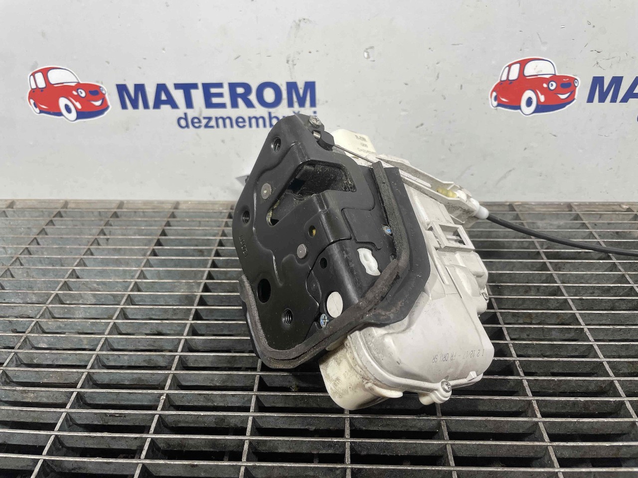 INCUIETOARE USA FATA DREAPTA AUDI A4 - - (2004 2007)