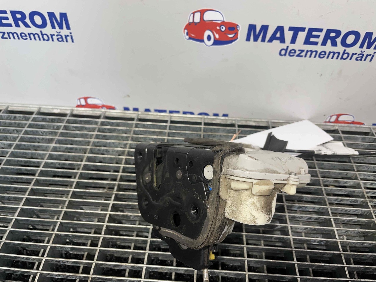 INCUIETOARE USA FATA DREAPTA AUDI A4 A4 - - (2004 2007)