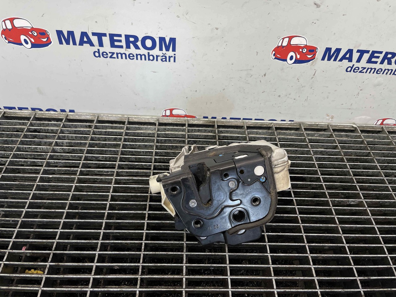 INCUIETOARE USA FATA DREAPTA AUDI A4 A4 - - (2004 2007)