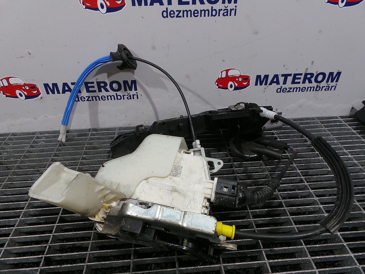 INCUIETOARE USA FATA DREAPTA AUDI A4 A4 - - (2012 2015)