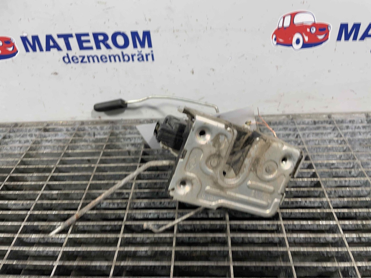 INCUIETOARE USA FATA DREAPTA DACIA LOGAN - - (2004 2008)