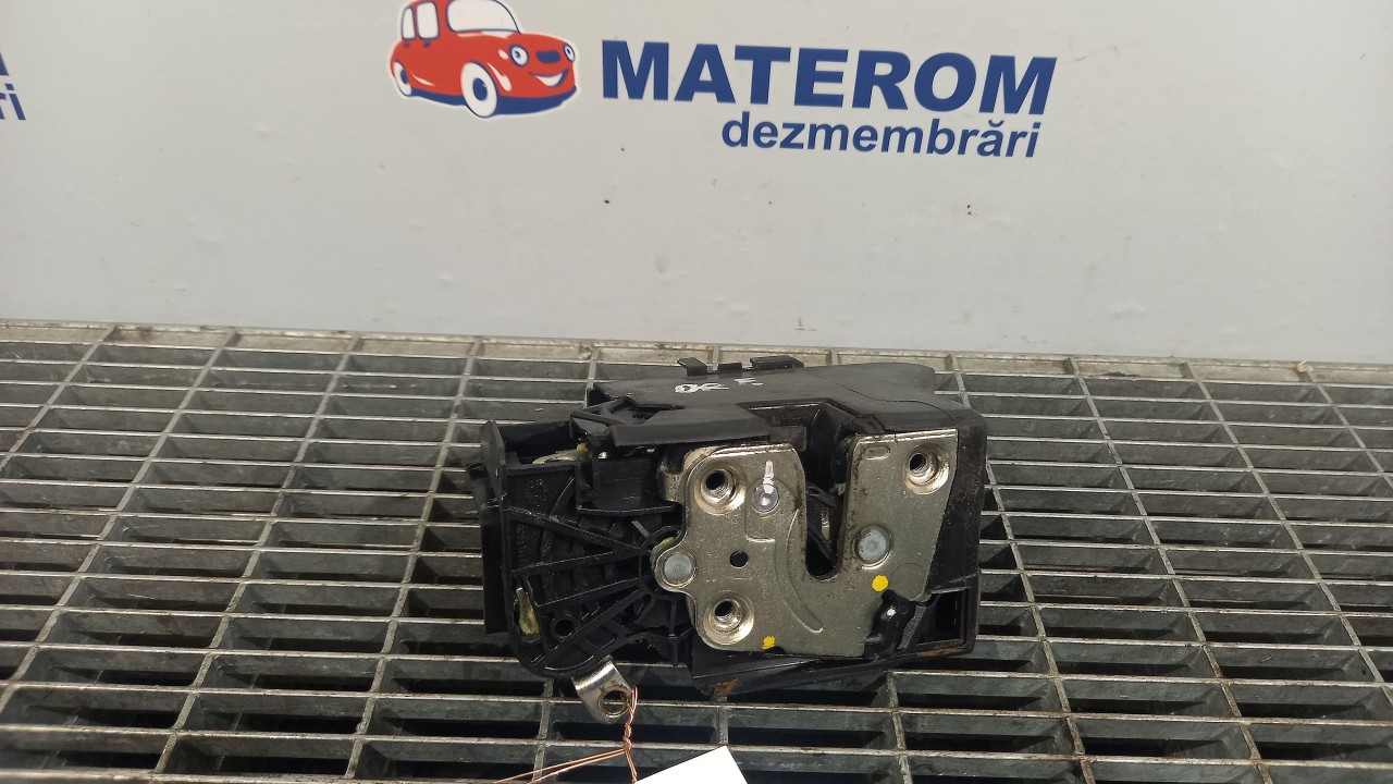 INCUIETOARE USA FATA DREAPTA DACIA SANDERO - - (2012 2019)