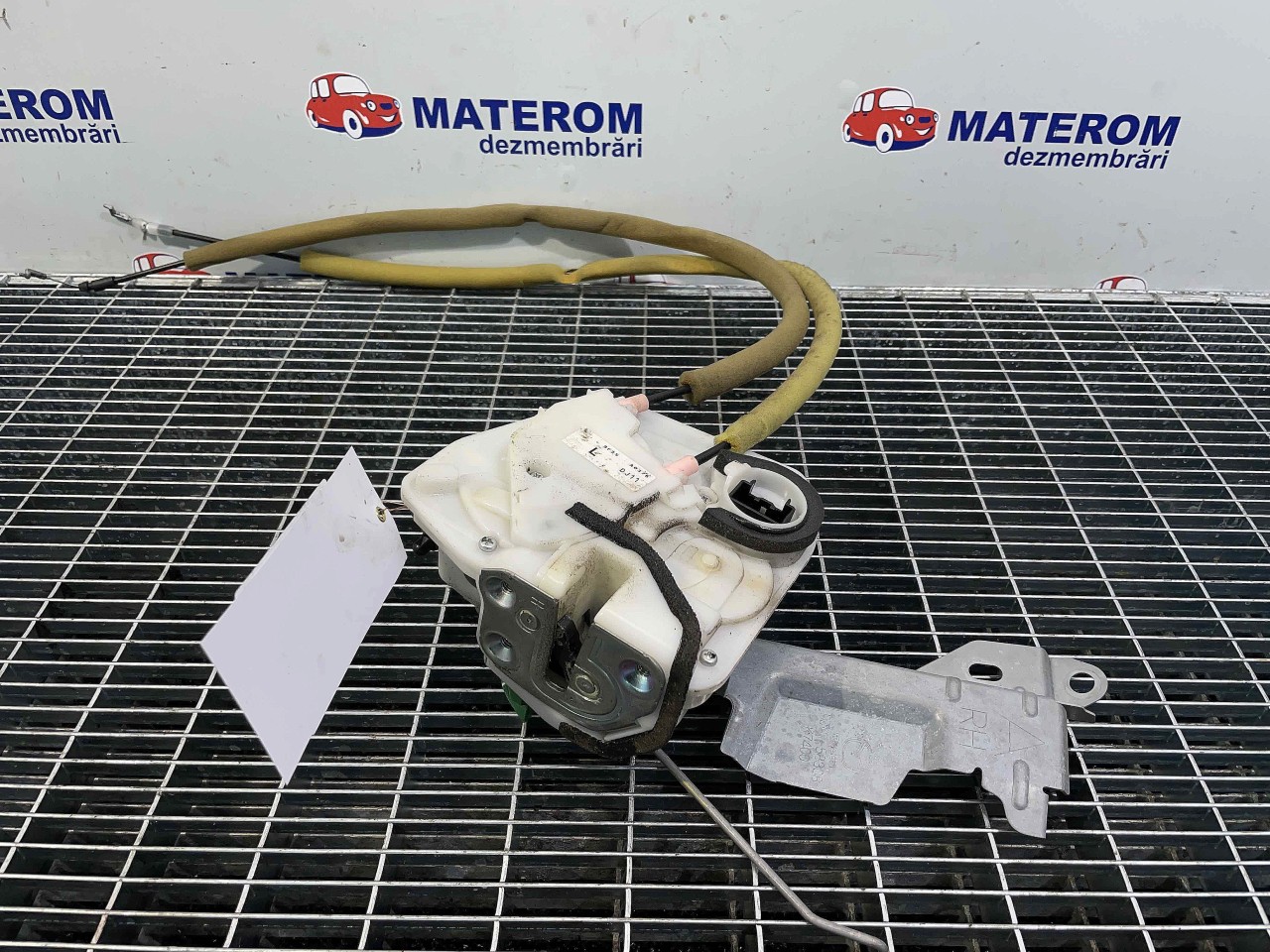 INCUIETOARE USA FATA DREAPTA MAZDA 2 2 - - (2007 2014)