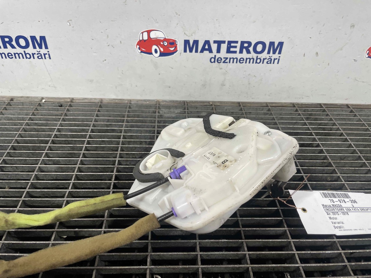 INCUIETOARE USA FATA DREAPTA MAZDA 3 - -
