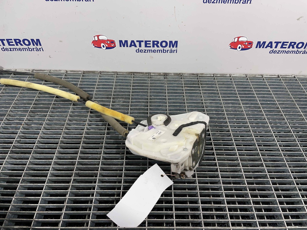 INCUIETOARE USA FATA DREAPTA MAZDA 3 - - (2013 2018)