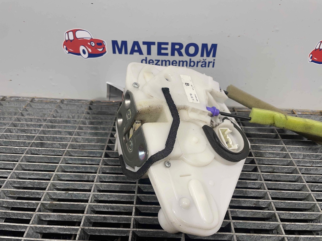 INCUIETOARE USA FATA DREAPTA MAZDA 3 3 - - (2013 2018)