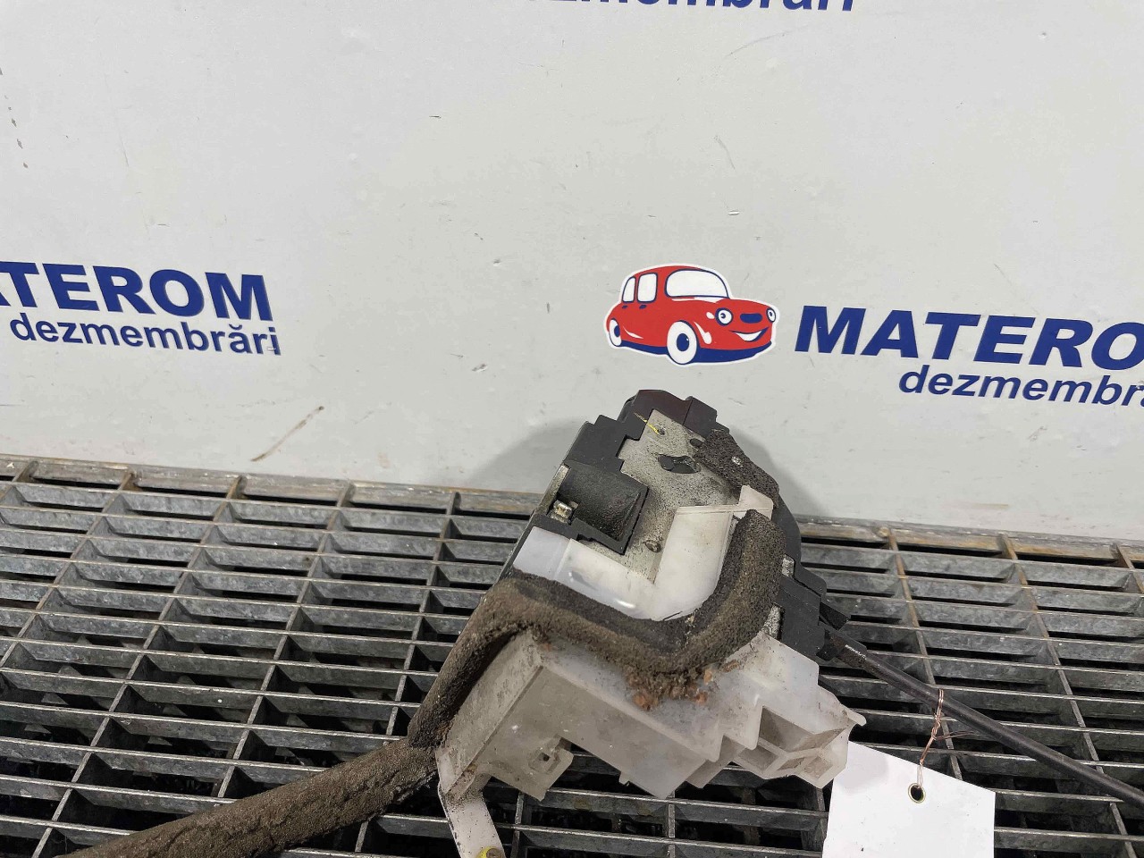 INCUIETOARE USA FATA DREAPTA NISSAN QASHQAI - - (2006 2010)