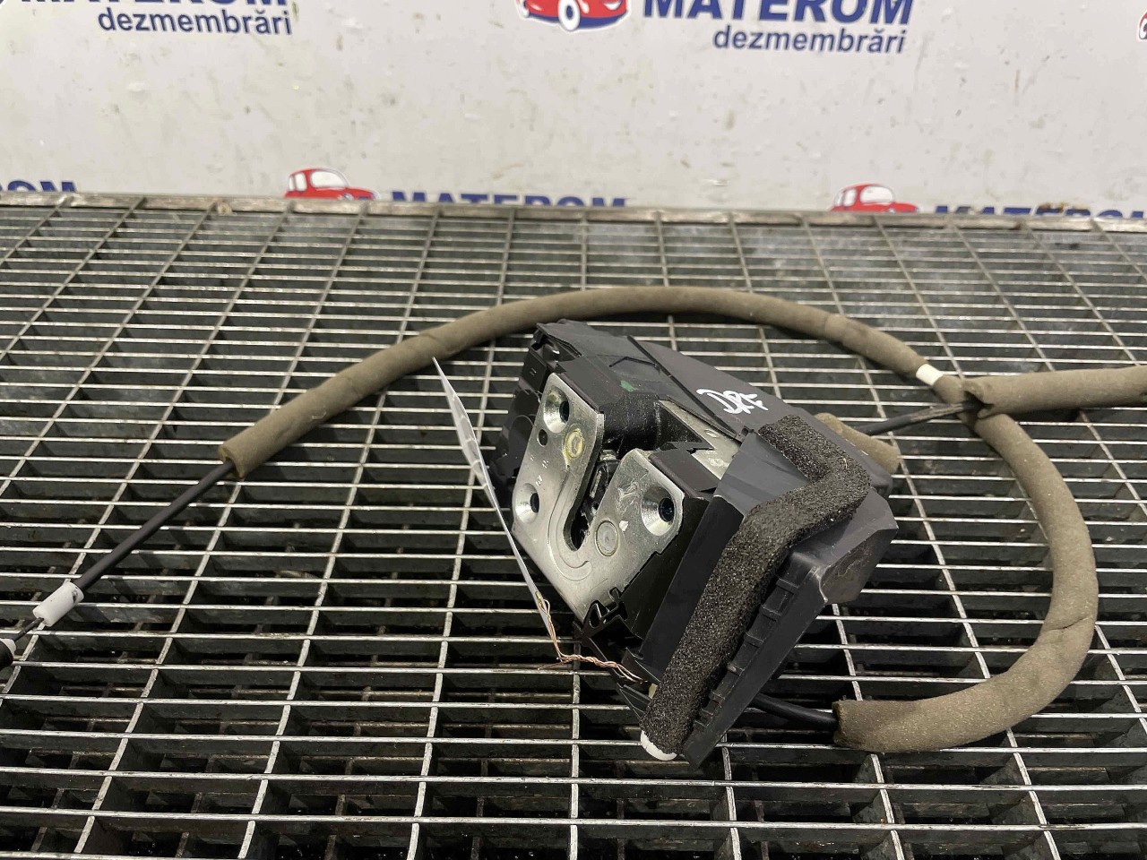 INCUIETOARE USA FATA DREAPTA NISSAN QASHQAI - - (2013 2017)