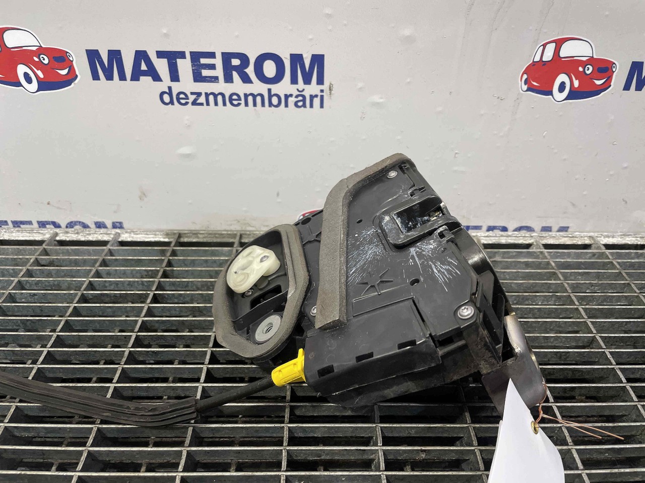 INCUIETOARE USA FATA DREAPTA OPEL ASTRA 