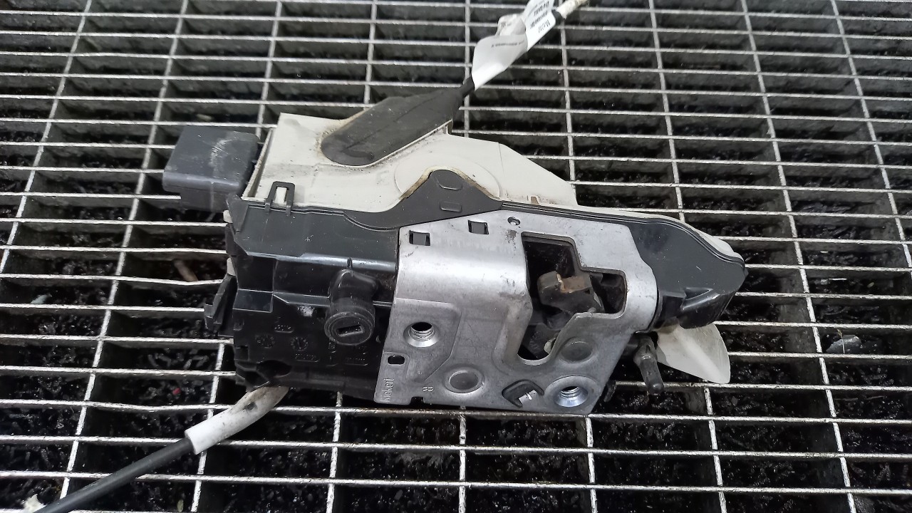 INCUIETOARE USA FATA DREAPTA PEUGEOT 208 - - (2012 2015)