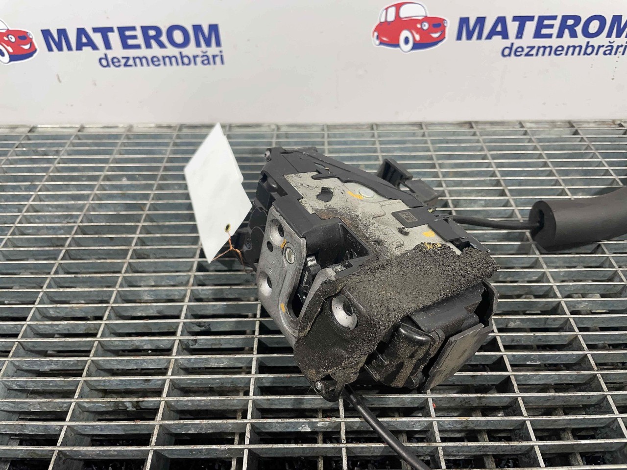 INCUIETOARE USA FATA DREAPTA RENAULT MEGANE - - (2012 2016)