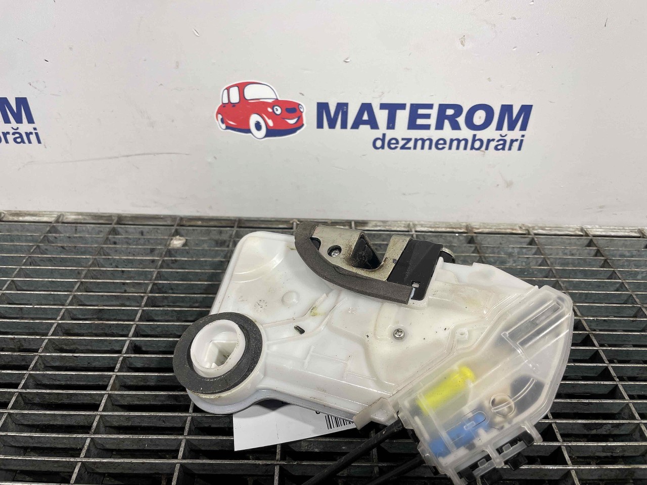 INCUIETOARE USA FATA DREAPTA TOYOTA HILUX - - (2015 2020)