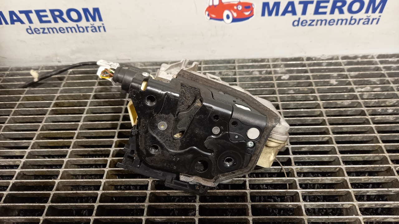 INCUIETOARE USA FATA DREAPTA VW EOS EOS - - (2006 2010)