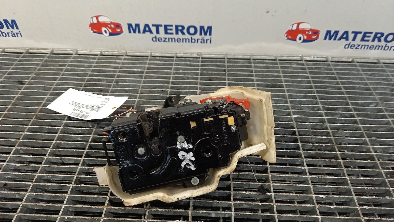 INCUIETOARE USA FATA DREAPTA VW GOLF VI - - (2008 2012)