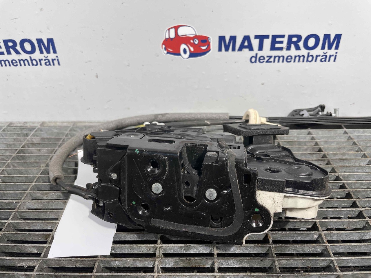 INCUIETOARE USA FATA DREAPTA VW GOLF VI - - (2008 2012)