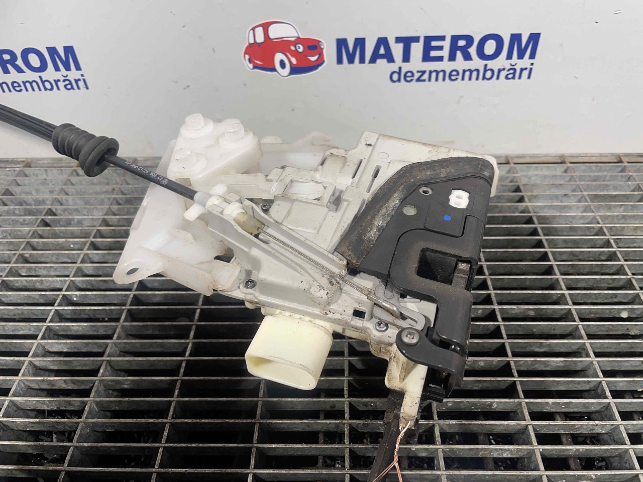 INCUIETOARE USA FATA DREAPTA VW PASSAT - - (2010 2014)