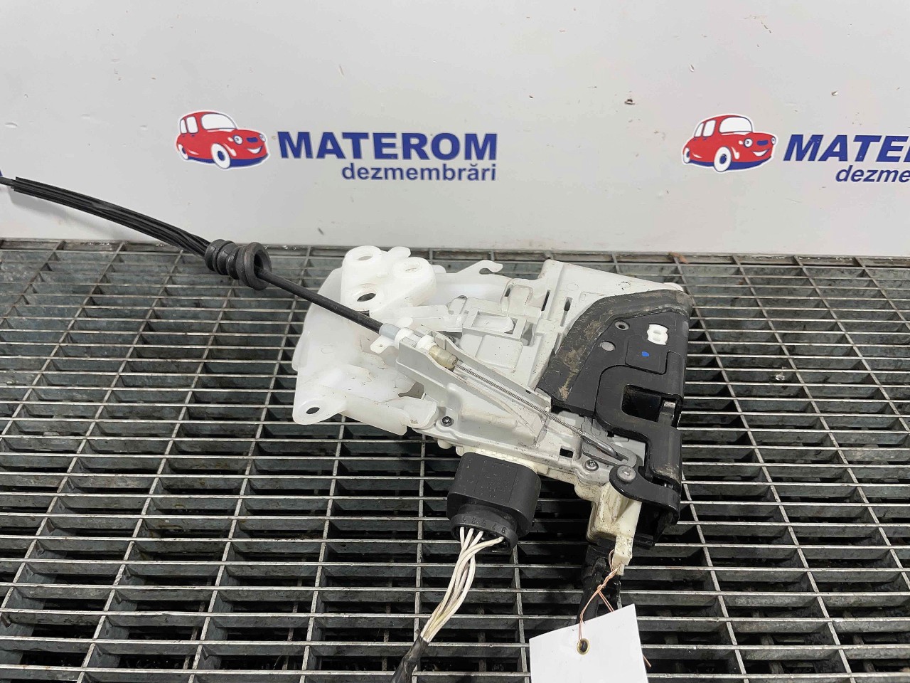 INCUIETOARE USA FATA DREAPTA VW PASSAT - - (2010 2014)