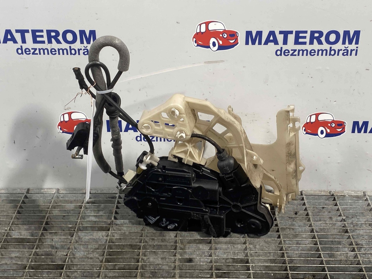 INCUIETOARE USA FATA DREAPTA VW TIGUAN TIGUAN - - (2007 2010)
