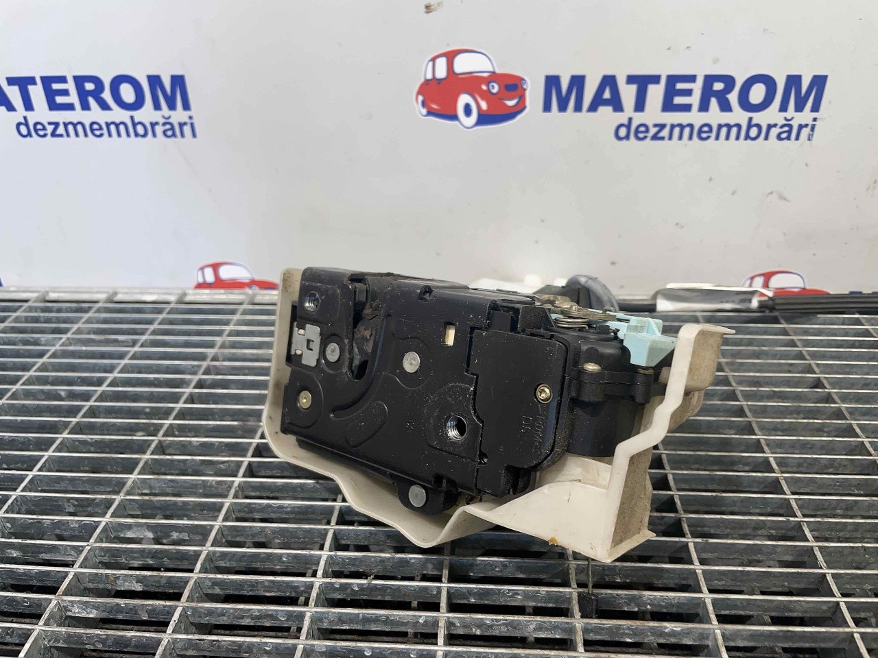 INCUIETOARE USA FATA DREAPTA VW TOURAN - - (2003 2007)