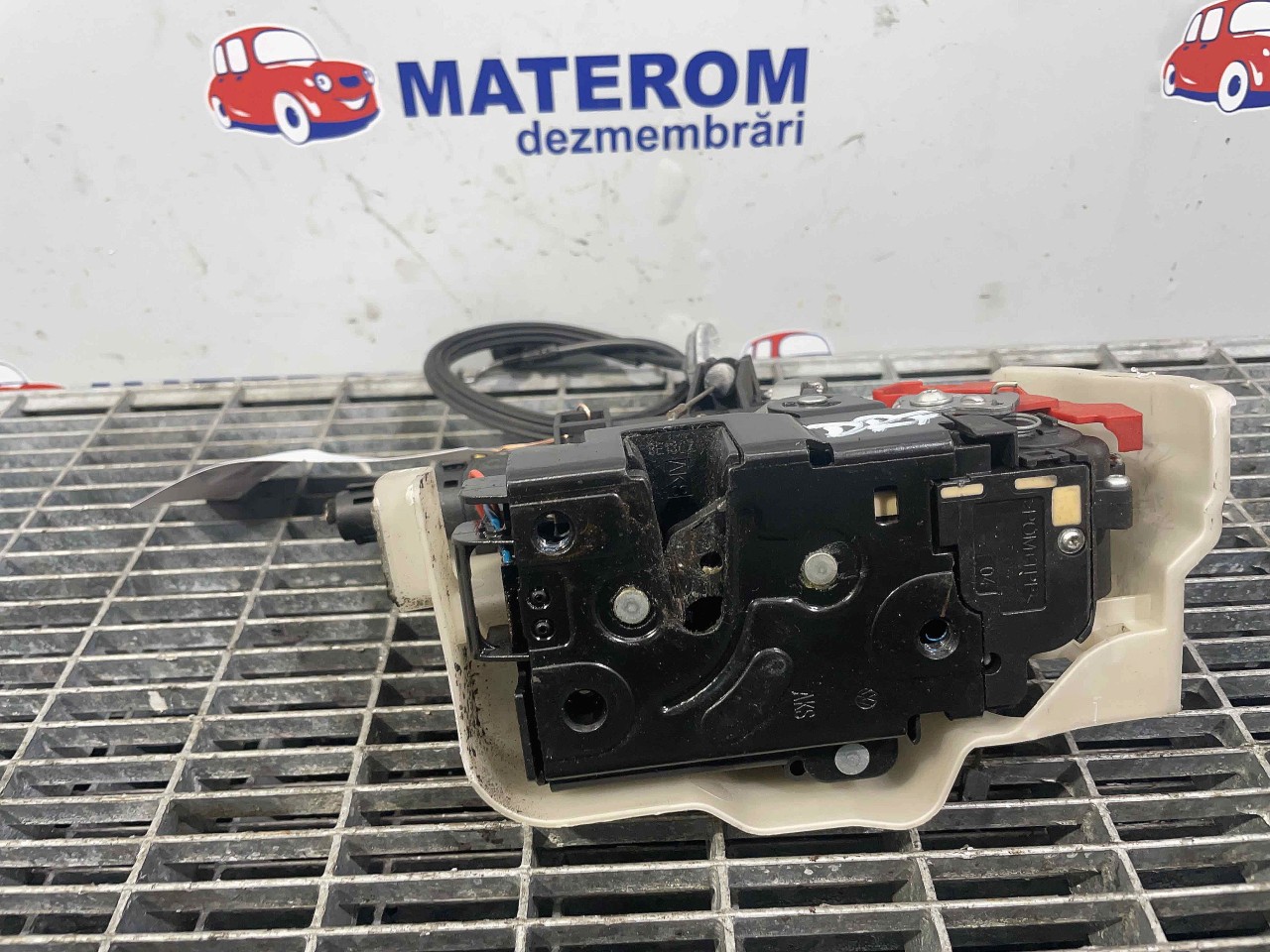 INCUIETOARE USA FATA DREAPTA VW TOURAN -