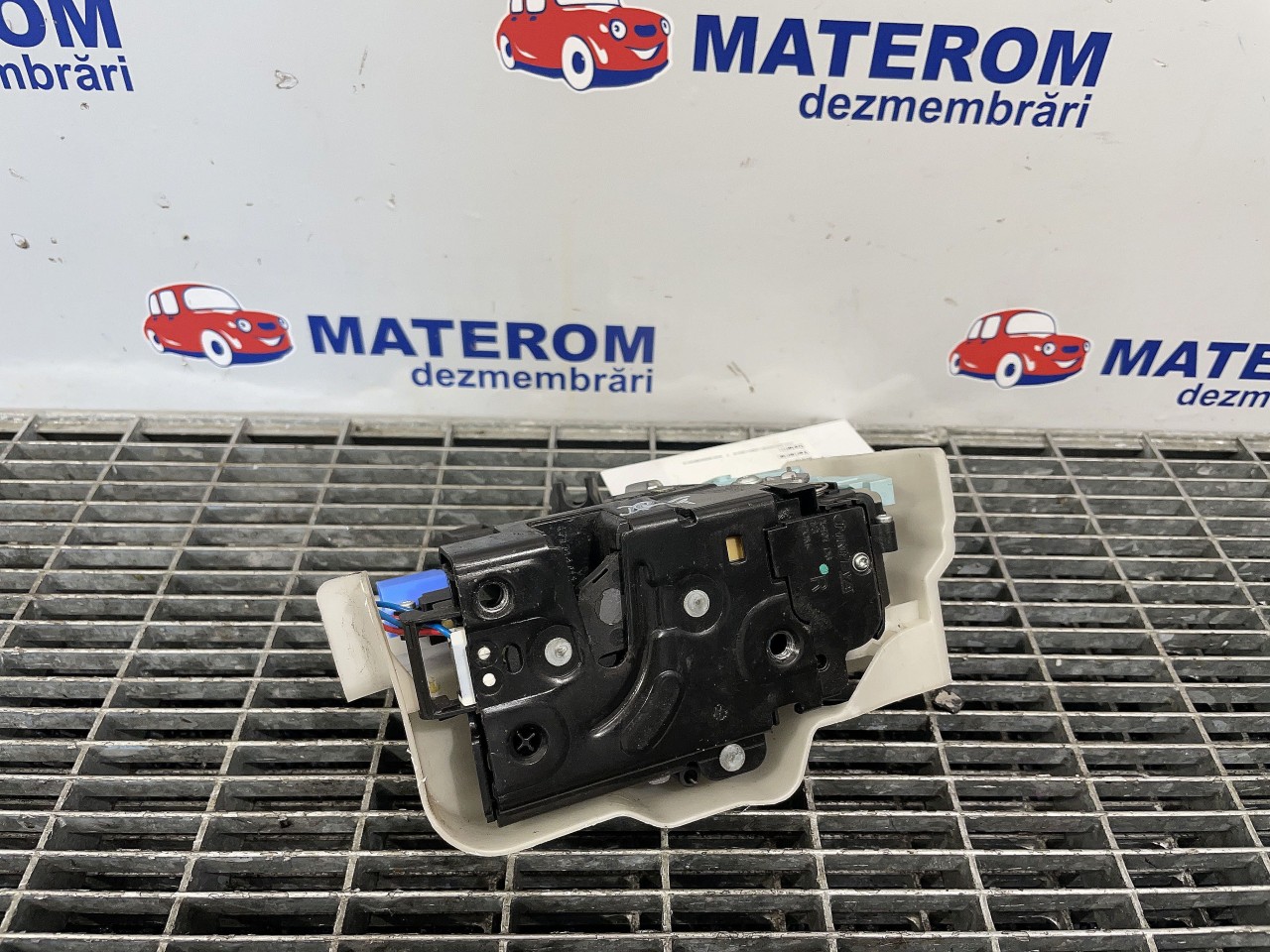 INCUIETOARE USA FATA DREAPTA VW TOURAN -