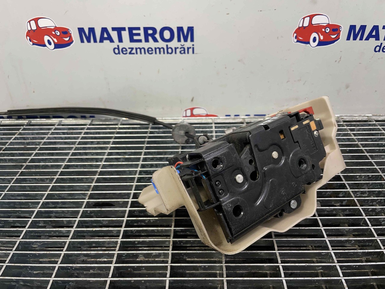 INCUIETOARE USA FATA DREAPTA VW TOURAN TOURAN - - (2007 2010)