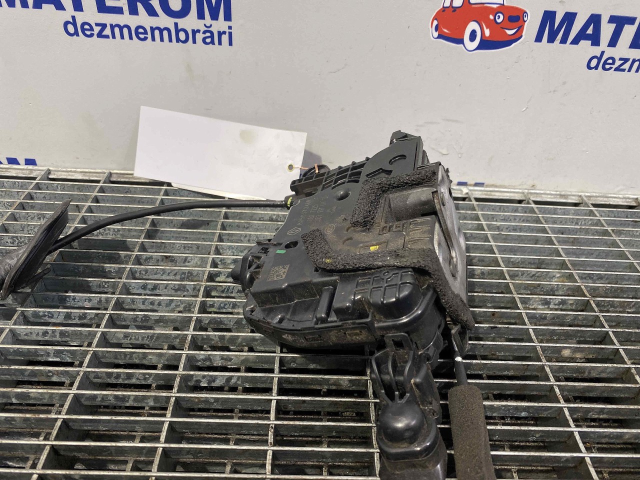 INCUIETOARE USA FATA STANGA RENAULT CAPTUR - - (2013 2016)