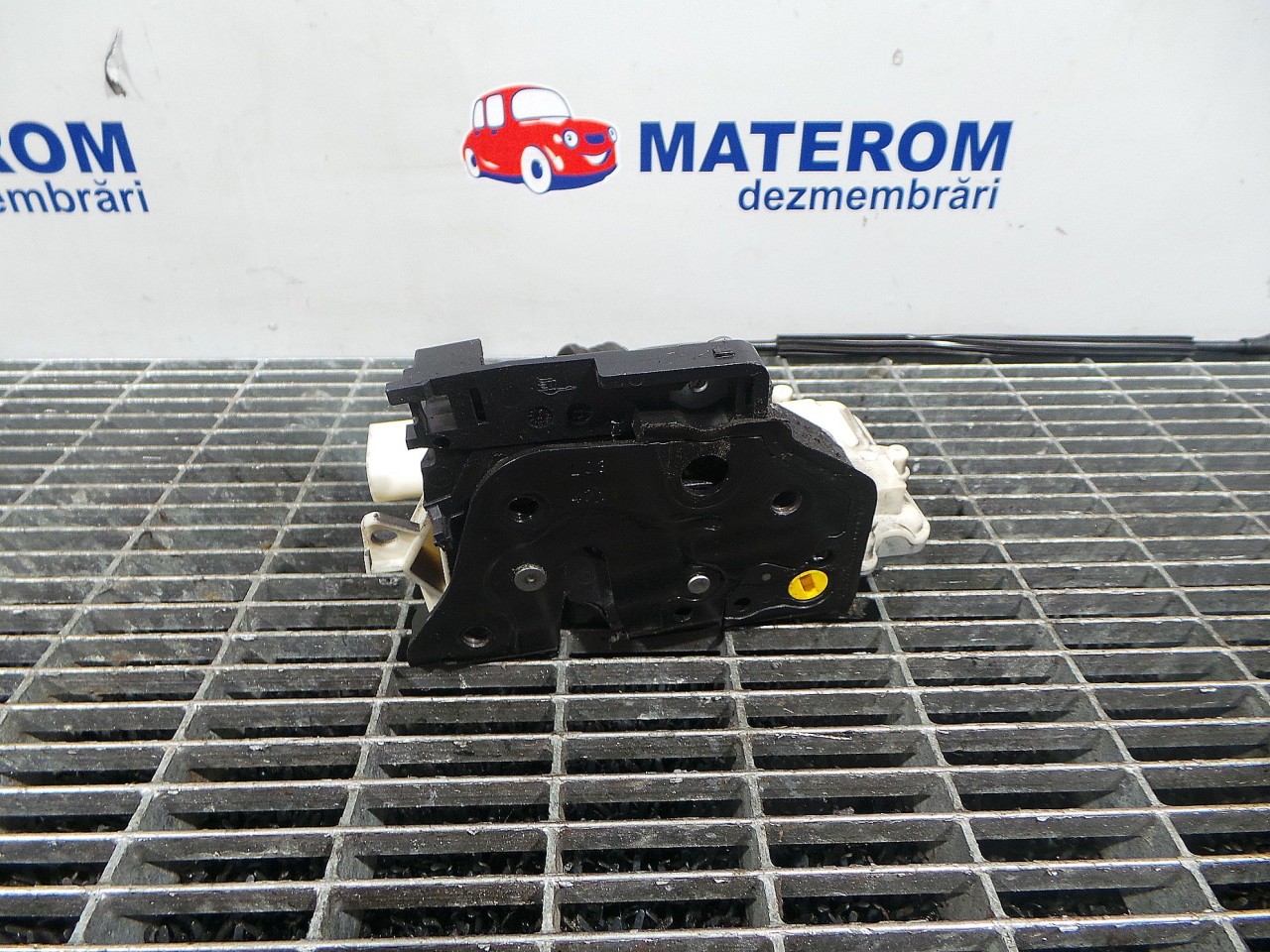 INCUIETOARE USA FATA STANGA VW PASSAT - - (2010 2014)