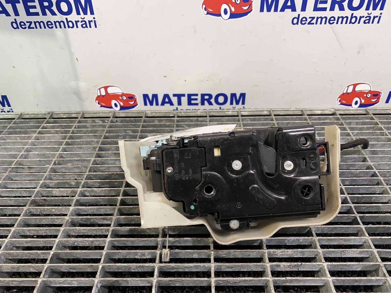 INCUIETOARE USA FATA STANGA VW TOURAN - - (2010 2015)