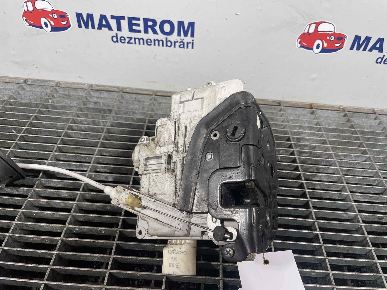 INCUIETOARE USA SPATE DREAPTA AUDI A4 - - (2004 2007)