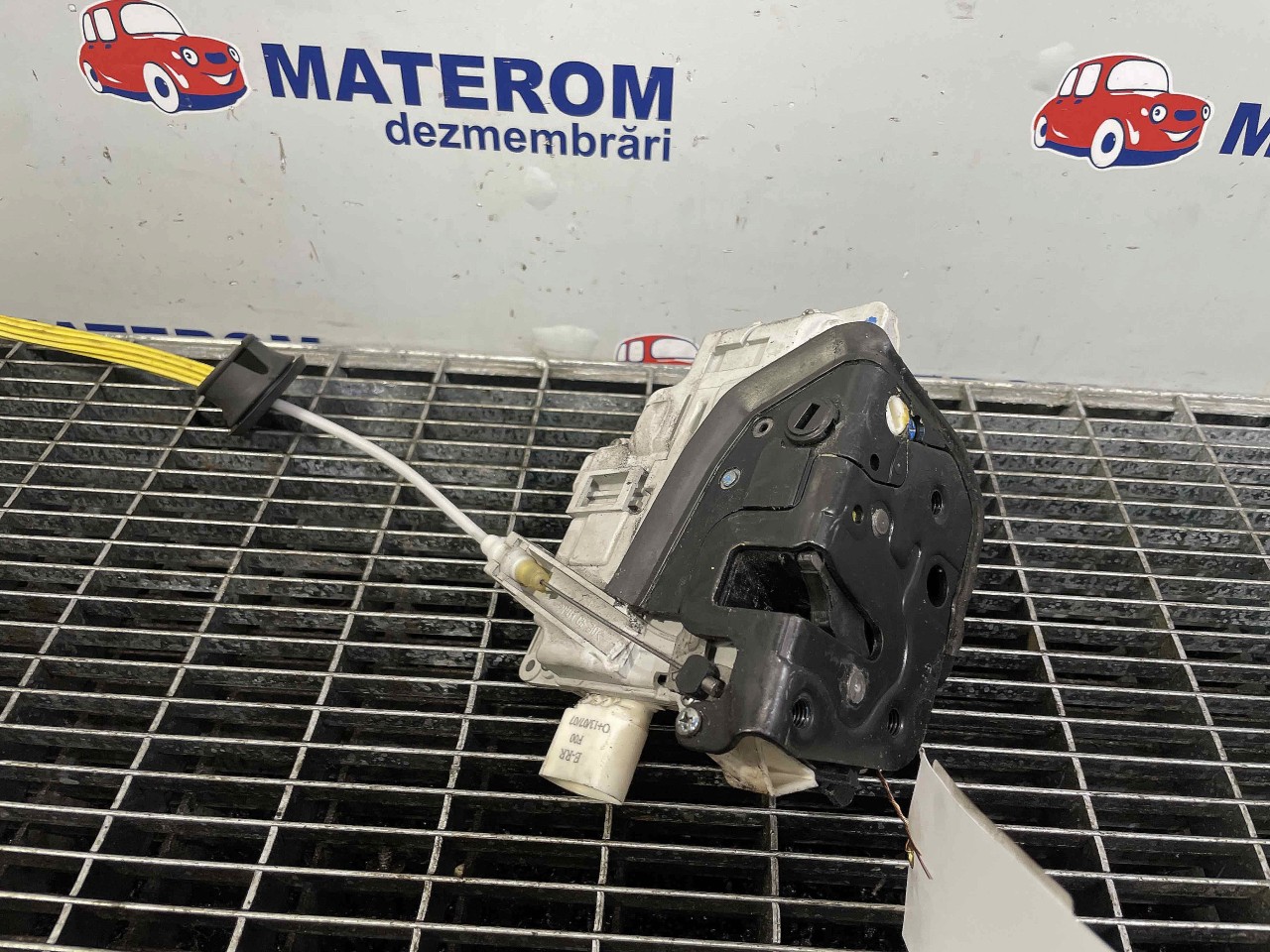 INCUIETOARE USA SPATE DREAPTA AUDI A4 A4 - - (2004 2007)
