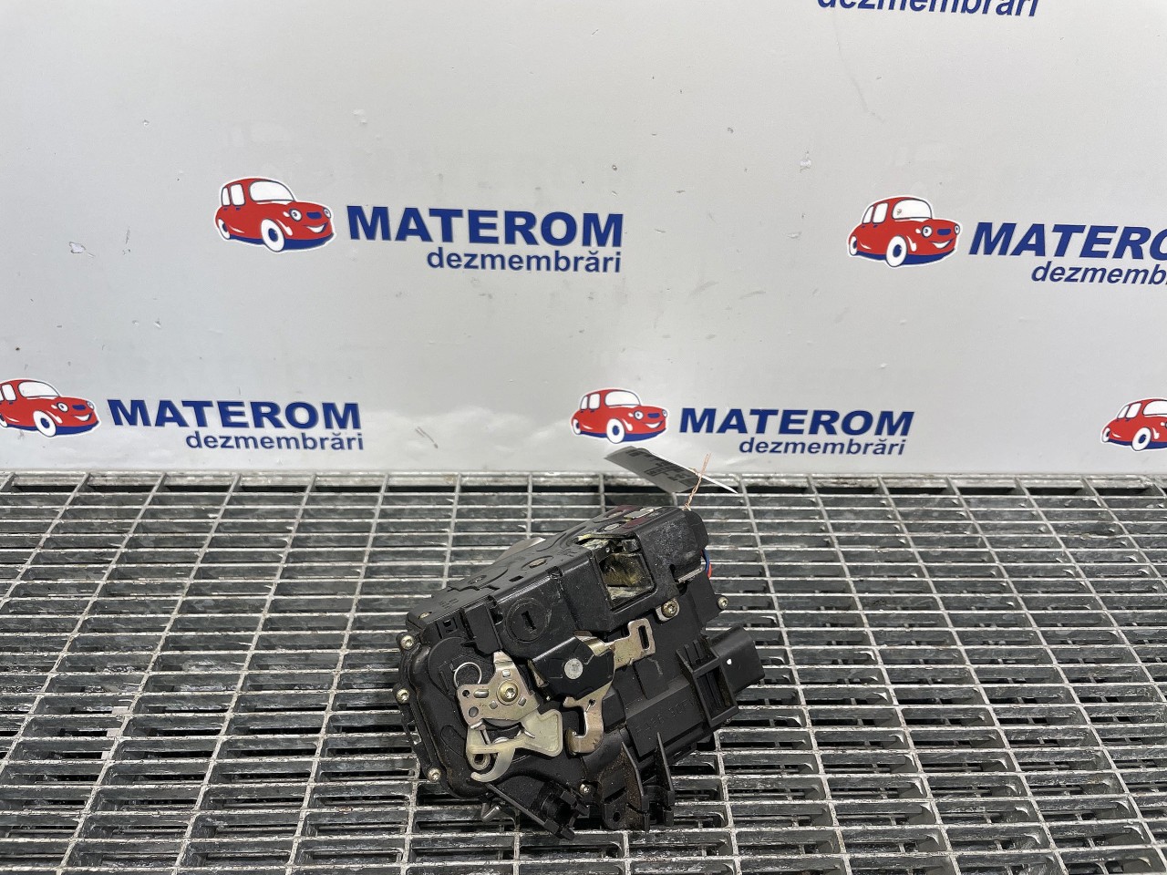 INCUIETOARE USA SPATE DREAPTA AUDI A6 - - (2001 2004)
