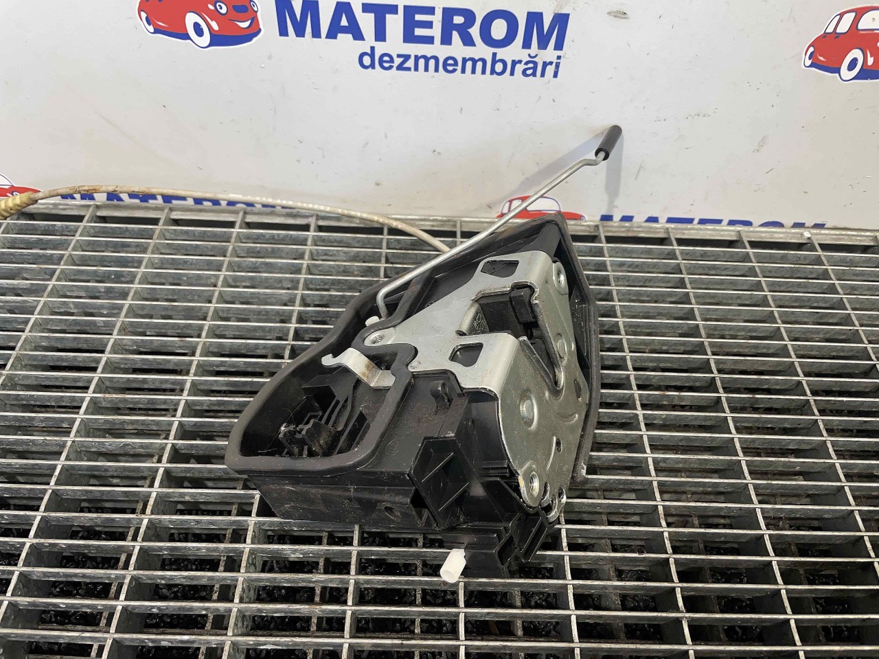 INCUIETOARE USA SPATE DREAPTA BMW X1 - -