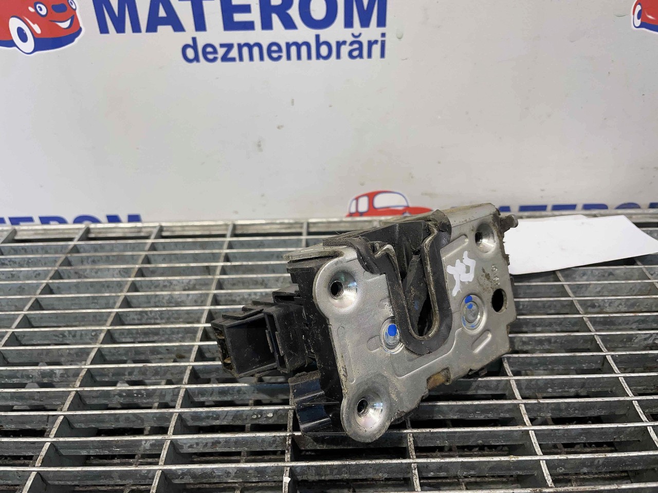 INCUIETOARE USA SPATE DREAPTA DACIA DUSTER DUSTER - - (2013 2017)