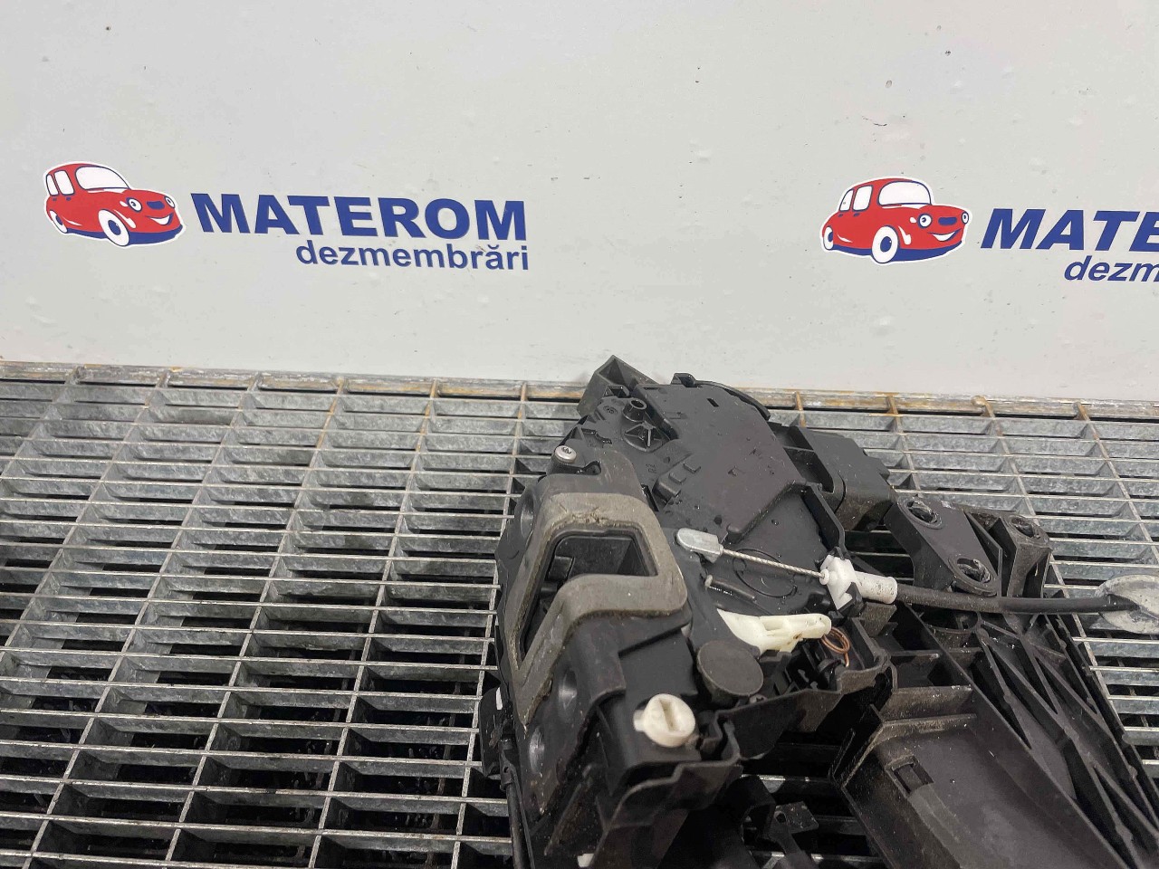 INCUIETOARE USA SPATE DREAPTA FORD KUGA KUGA - - (2008 2012)