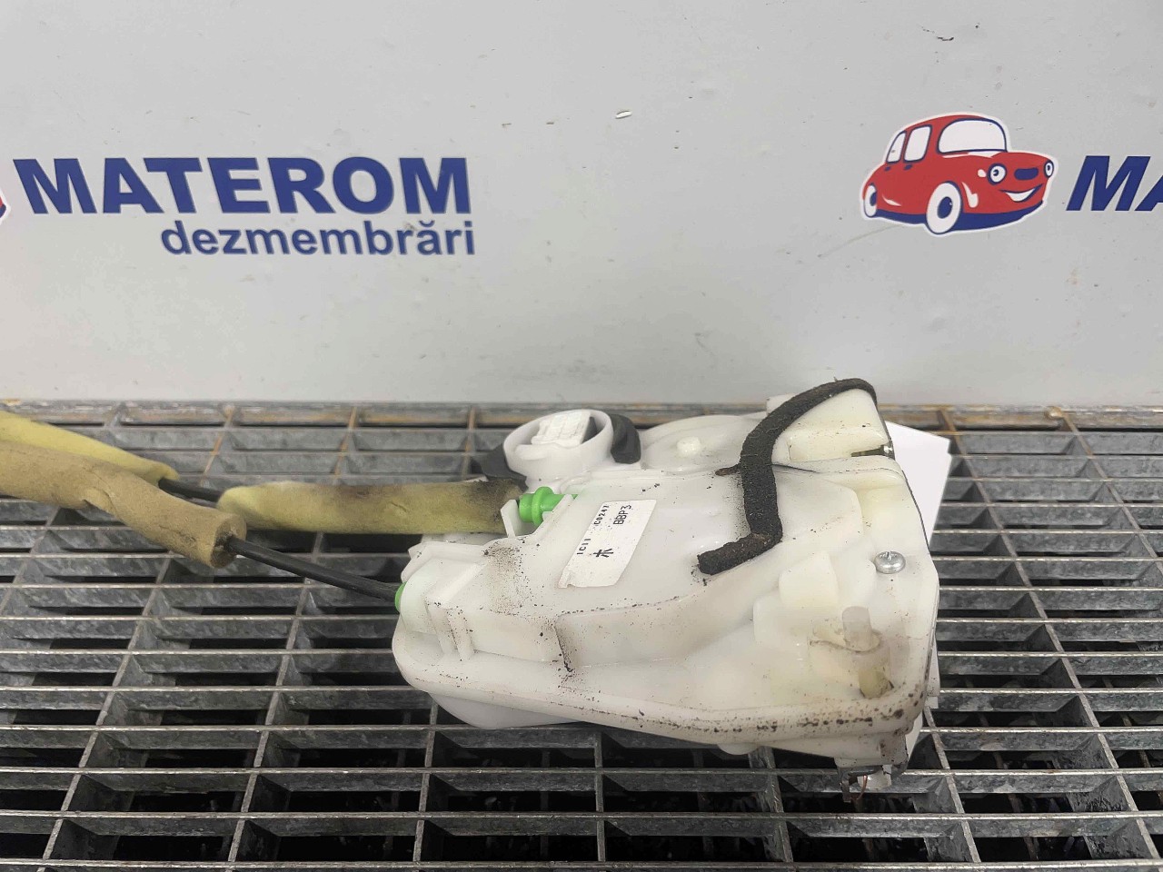 INCUIETOARE USA SPATE DREAPTA MAZDA 3 - - (2009 2013)