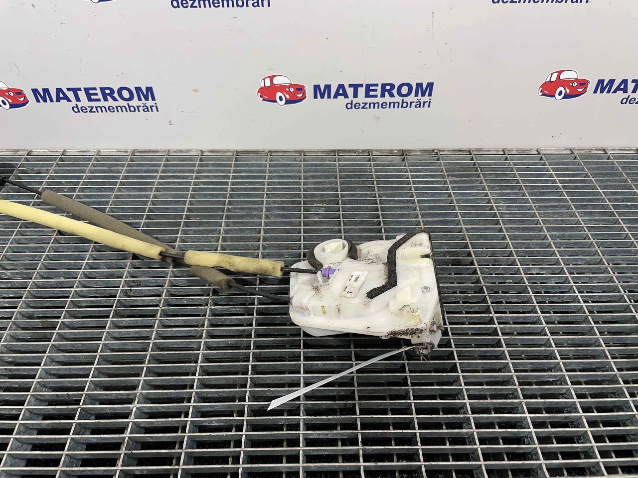 INCUIETOARE USA SPATE DREAPTA MAZDA 3 - - (2013 2018)