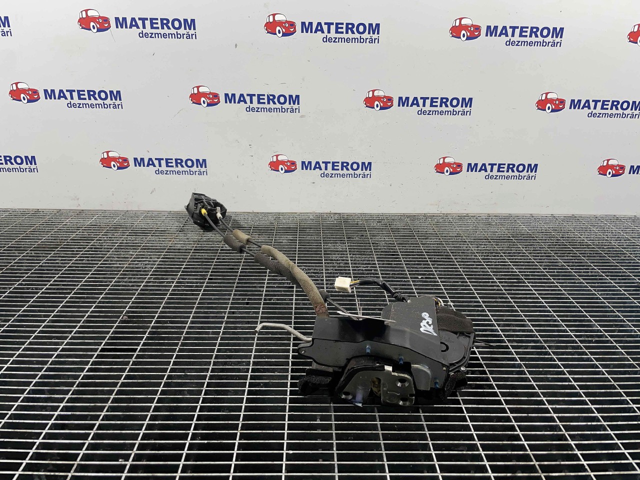INCUIETOARE USA SPATE DREAPTA MAZDA CX-7 - - (2006 2012)