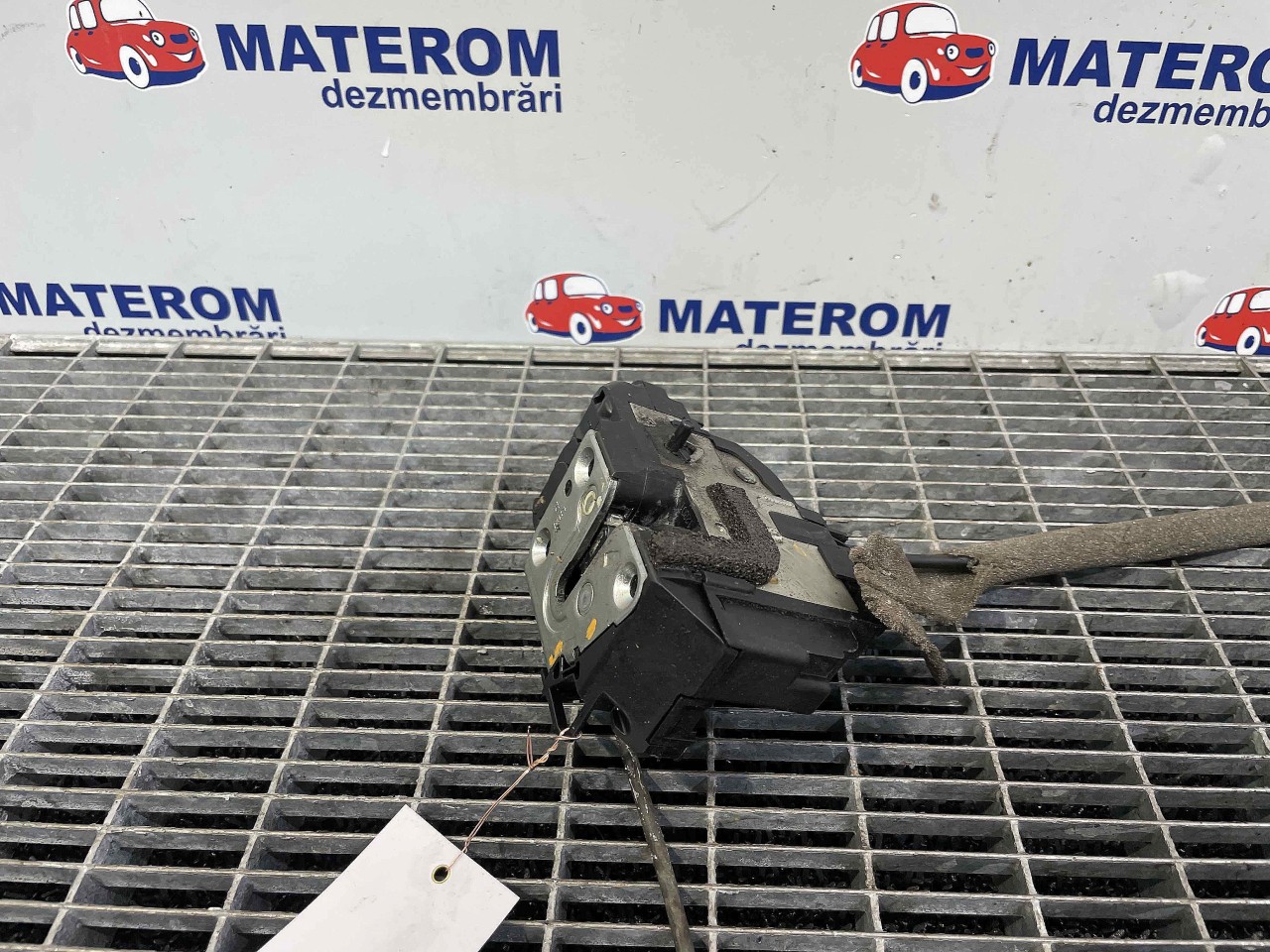 INCUIETOARE USA SPATE DREAPTA NISSAN QASHQAI PLUS2 QASHQAI PLUS2 - - (2010 2014)