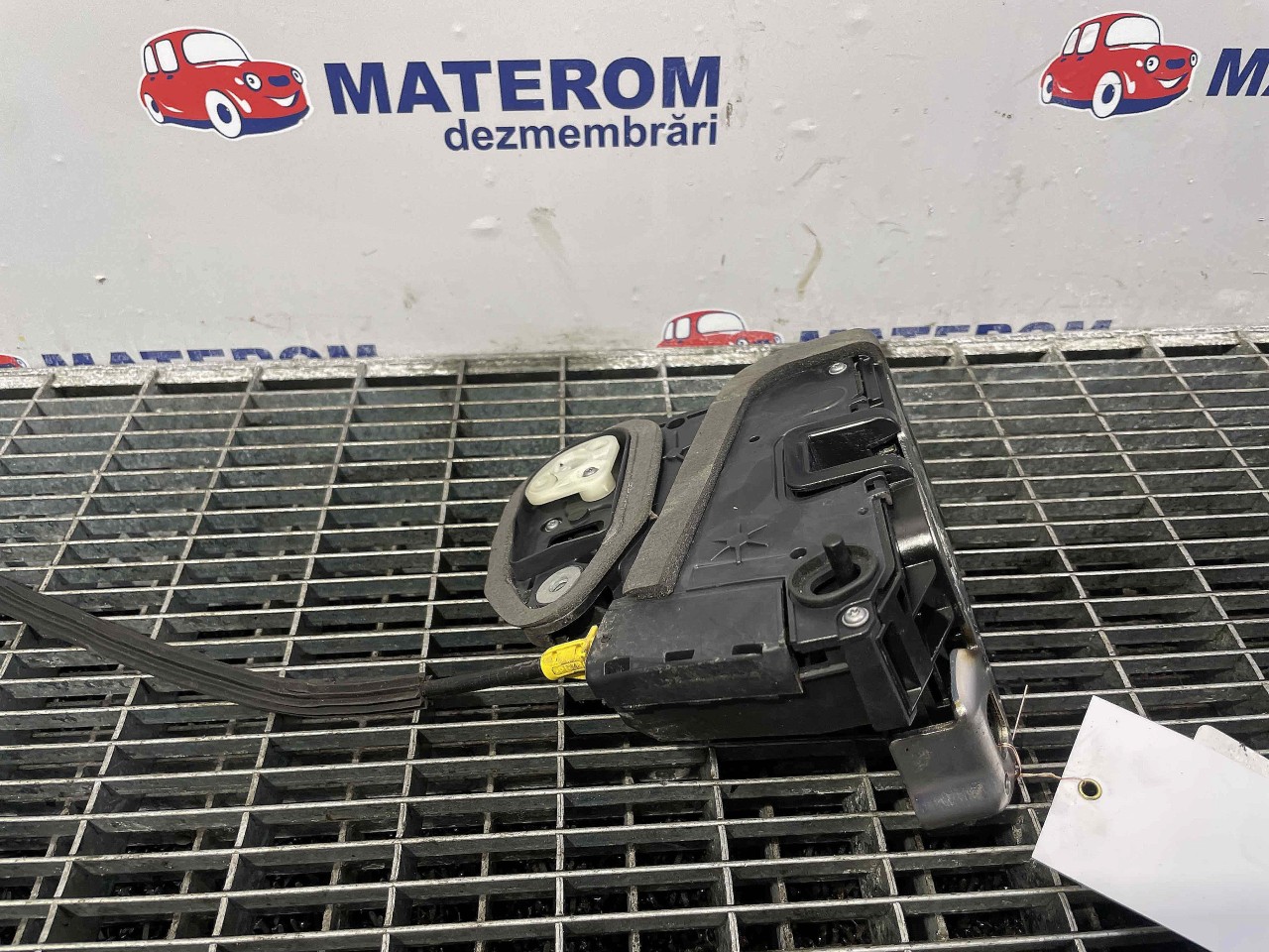 INCUIETOARE USA SPATE DREAPTA OPEL ASTRA